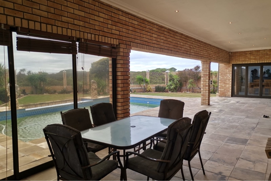 5 Bedroom Property for Sale in Bluewater Bay Eastern Cape